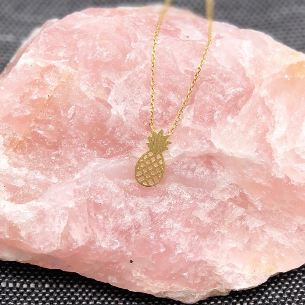 Gold pineapple necklace - Picture 1 of 5
